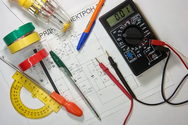 Elektrogerät Auf Dem Tisch Mit Werkzeug Und Schaltkreisen — Stockfoto