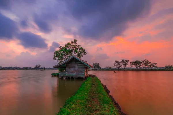 Cikoneng-Bandung 'da gün batımında bir kulübe..