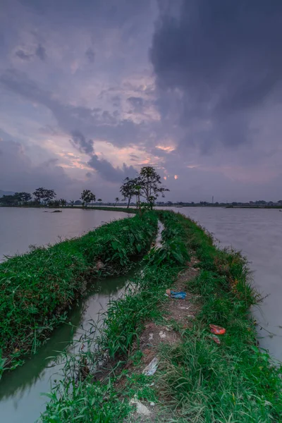 Cikoneng 'deki sulama ve göl arasındaki yol - Bandung.