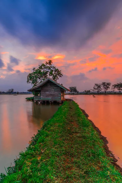 Cikoneng-Bandung 'da gün batımında bir kulübe..