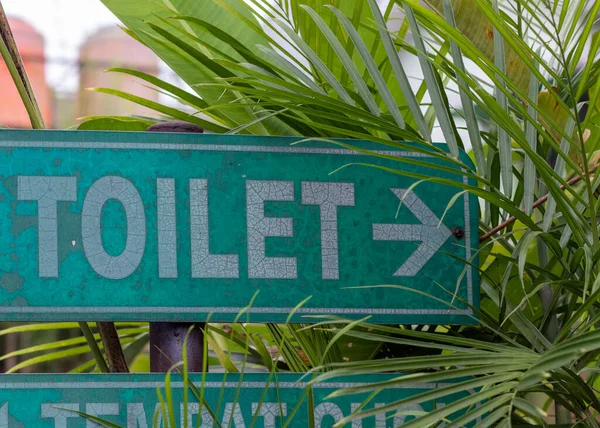 Tuvalete giden yol..