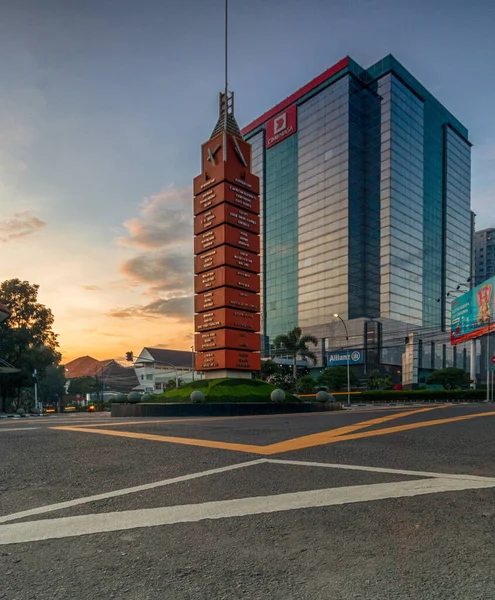 Bandung, Haziran 2020: Sabah Bandung Anıtı 'nın beş şehir kesişiminin görüntüsü. Seçici odak, uzun pozlama.