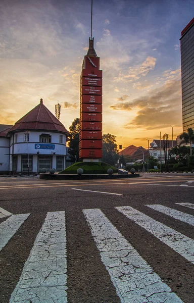 Bandung, Haziran 2020: Sabah Bandung Anıtı 'nın beş şehir kesişiminin görüntüsü. Seçici odak, uzun pozlama.