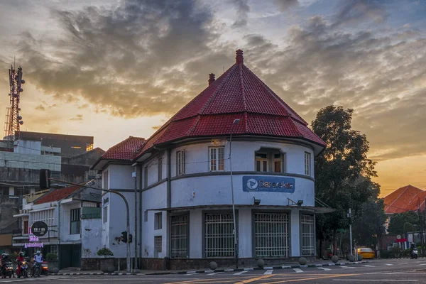 Bandung, Haziran 2020: Sabah Bandung Anıtı 'nın beş şehir kesişiminin görüntüsü. Seçici odak, uzun pozlama.