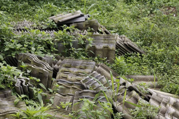 Bir bahçeye yerleştirilmiş birkaç çatı fayansının görüntüsü.