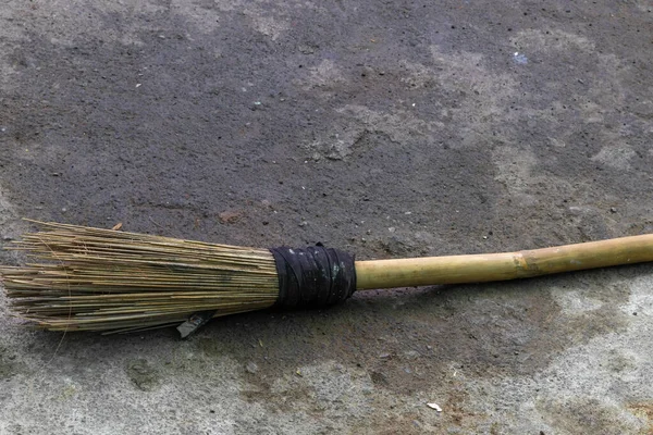 Yerde bir süpürge sopası gördüm..