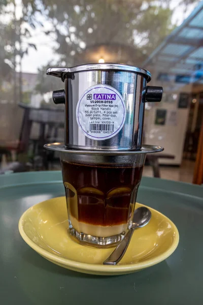 Vietnam kahvesi, Vietnam damlası olarak da bilinir, Vietnam 'dan gelen soğuk bir kahve içeceğidir. Kahveyi demledikten sonra tatlandırılmış süt ile karıştırılır..