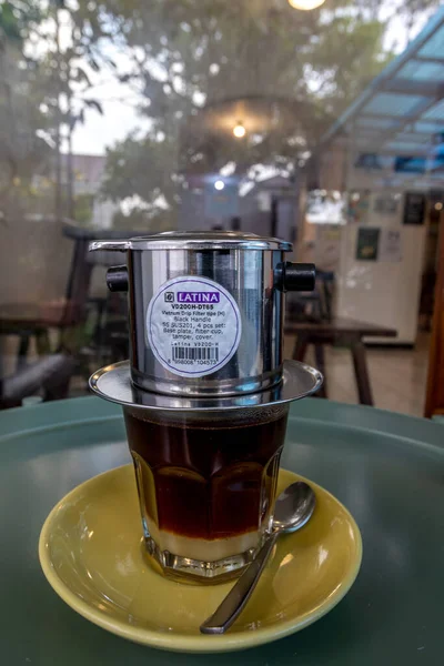 Vietnam kahvesi, Vietnam damlası olarak da bilinir, Vietnam 'dan gelen soğuk bir kahve içeceğidir. Kahveyi demledikten sonra tatlandırılmış süt ile karıştırılır..