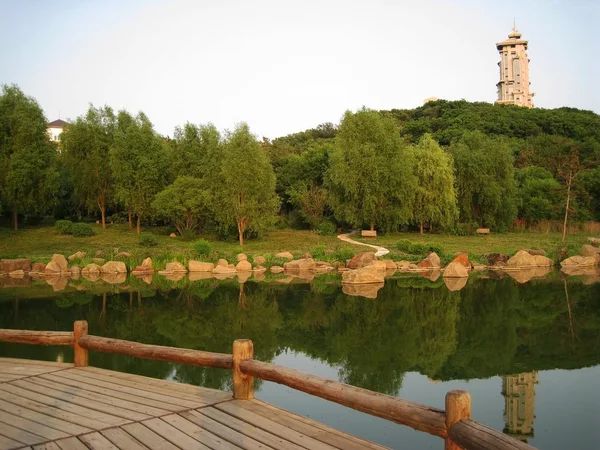 公園内の木製の橋 — ストック写真