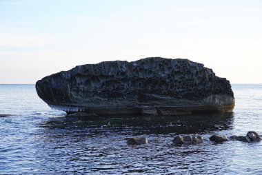 denizin içinde büyük bir kaya