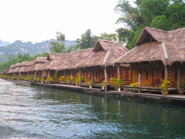 Nehrin kıyısında kulübeleri