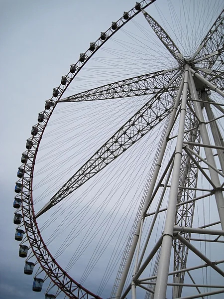 Чертово колесо и небо — стоковое фото