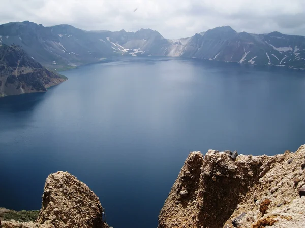 Lago en el cráter del volcán — Foto de Stock
