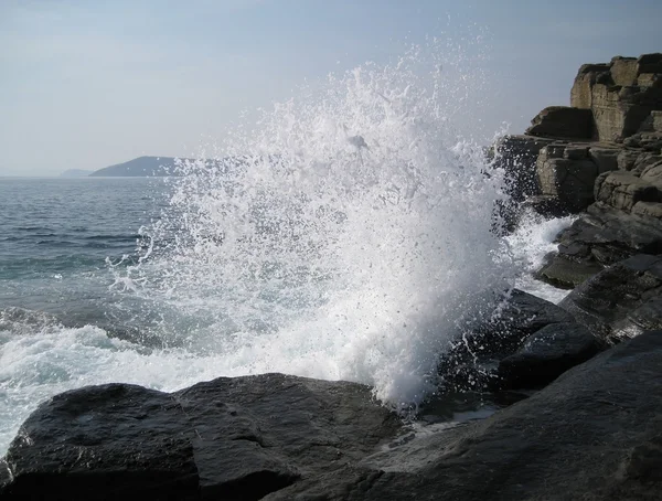 在岩石上冲浪 — 图库照片