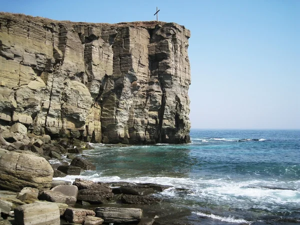 Una scogliera di pietra nel mare — Foto Stock