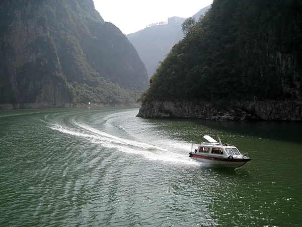 Båten på floden mot bakgrund av kullarna — Stockfoto