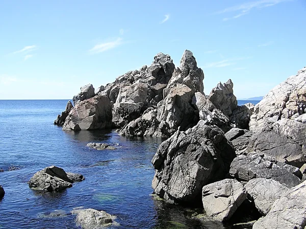 Pedras e rochas no mar — Fotografia de Stock