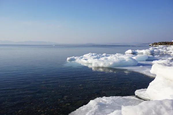 Acqua trasparente inverno mare — Foto Stock