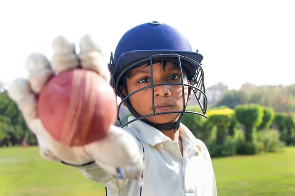 Portrét Chlapce Kriketové Helmě Promítání Kriketového Míčku — Stock fotografie