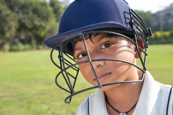 Portrét Chlapce Kriketové Helmě — Stock fotografie