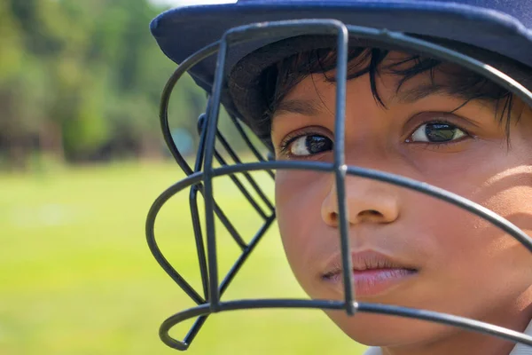 Portrét Chlapce Kriketové Helmě — Stock fotografie