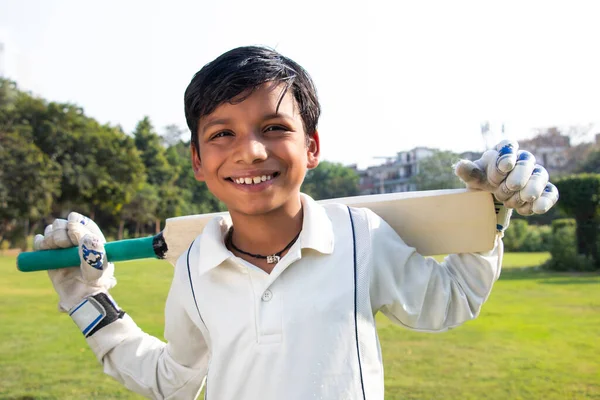 Chlapec Kriketové Uniformě Drží Kriketovou Pálku — Stock fotografie