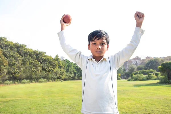 Pojke Firar Fångst Cricket Spel — Stockfoto