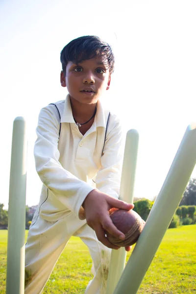 Chlapec Bojuje Zemi Během Kriketového Utkání — Stock fotografie