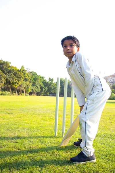 Mladý Chlapec Odpaluje Ochranném Obleku Během Kriketu — Stock fotografie