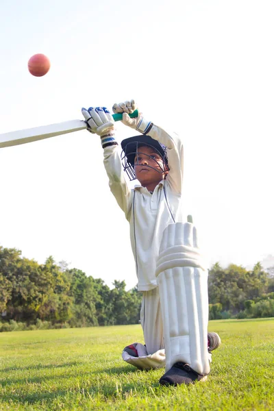 板球比赛中穿着防护服打的小男孩 — 图库照片