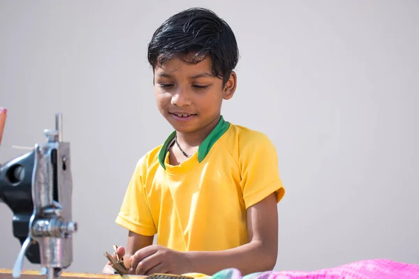 Индийский Мальчик Сидит Швейной Машинкой Сельской Индии — стоковое фото