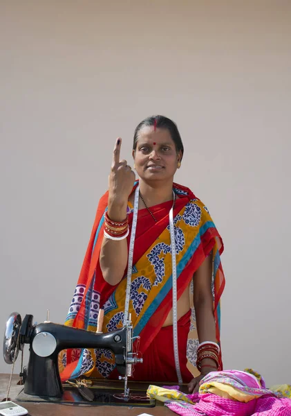 RURAL KADIN OYUNLARININ PORTRAİTESİ Dikiş makinesiyle parmağında işaret var