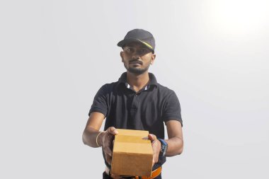 Paket dağıtan kendinden emin teslimatçının portresi