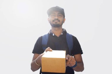 Paket dağıtan kendinden emin teslimatçının portresi