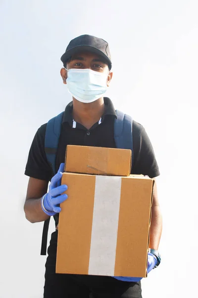 Arkaplanda Karton Kutu Taşıyan Genç Teslimatçının Portresi