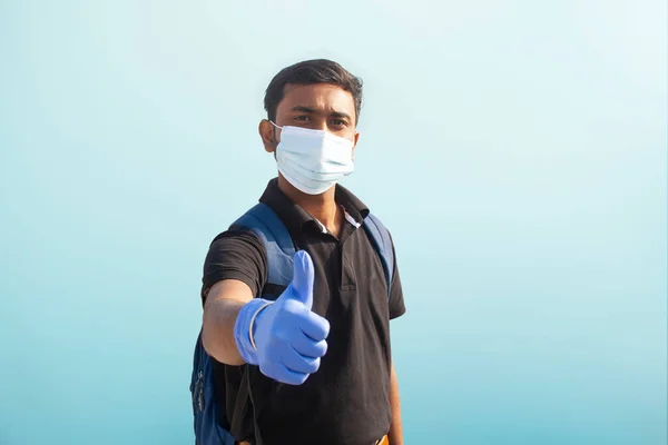 Pizza kutusunu taşıyan teslimatçının portresi.