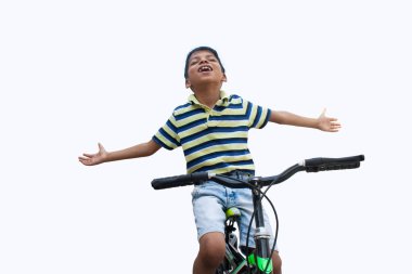 Mutlu çocuk bisiklete biniyor