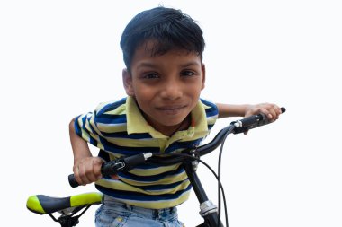 Bisiklette oturan kendinden emin bir çocuğun portresi