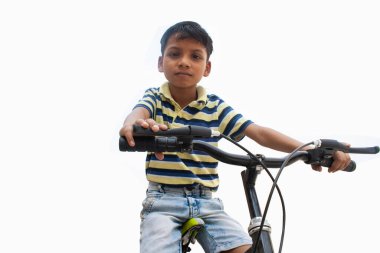 Bisiklette oturan kendinden emin bir çocuğun portresi