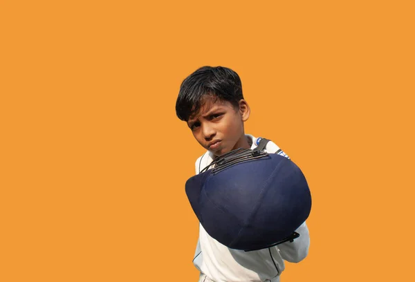 Porträtt Pojke Bär Cricket Handske Och Hålla Hjälm — Stockfoto