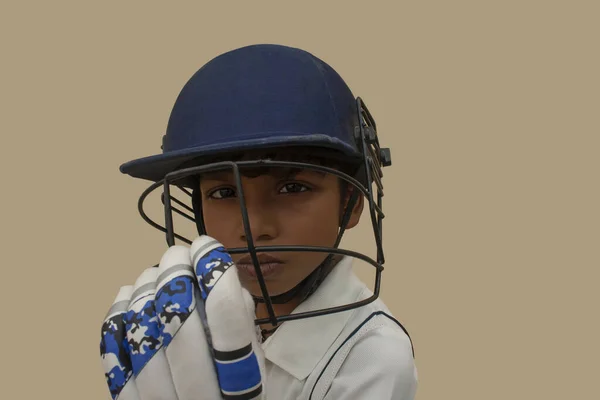 Menino Confiante Usando Capacete Críquete Pronto Para Jogar — Fotografia de Stock