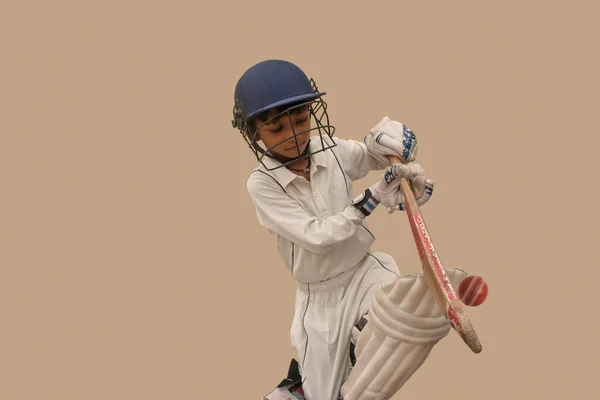 板球比赛中男孩打板球的肖像 — 图库照片