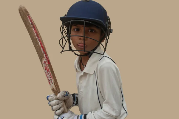 男孩子打板球的肖像 — 图库照片