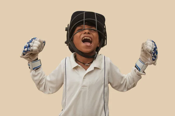 Kriketteki başarısını kutlayan çocuk portresi