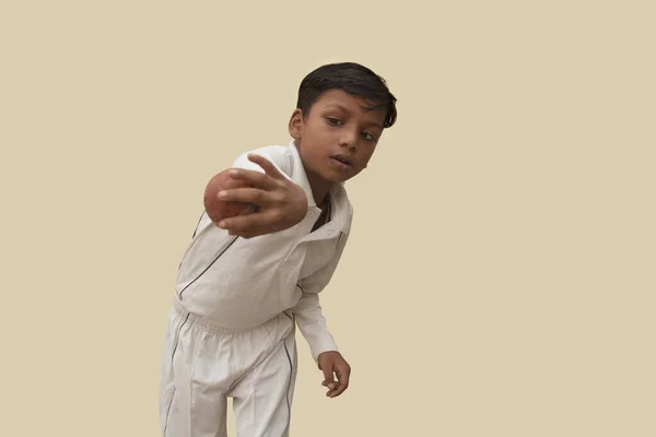 Niño Entregando Una Pelota Spinning Durante Juego Cricket — Foto de Stock