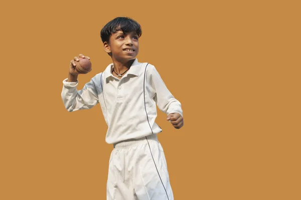 Chlapec Kriketové Uniformě Drží Míč — Stock fotografie