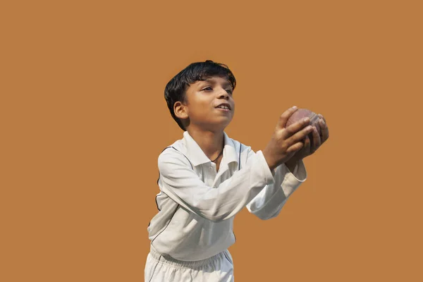 Pojke Fånga Cricket Boll — Stockfoto