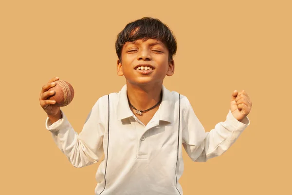 Çocuk Kriket Topu Yakalıyor Kutluyor — Stok fotoğraf