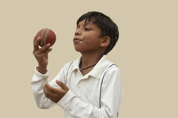Egy Fiú Krikett Egyenruhában Bors Bowling Mozgás — Stock Fotó