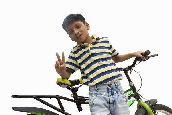 Retrato Niño Confiado Con Bicicleta — Foto de Stock